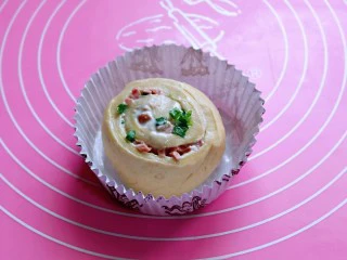 沙拉火腿面包卷,放入纸托中，用手轻轻按压，依次做完。