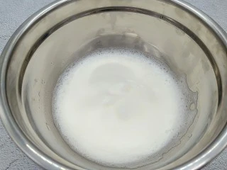 蔓越莓戚风蛋糕 酸甜绵柔,继续搅打到蛋清变得细腻,加入三分之一的糖粉。