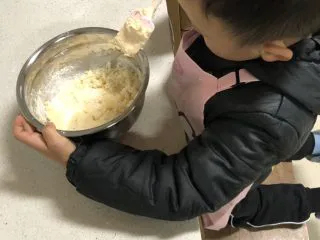 可爱KT小饼干,按压，再揉成光滑的面团，不用揉太久