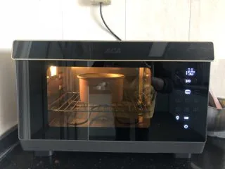 浓情蜜意－巧克力奶油蛋糕,放入烤箱150度上下火烘烤45分钟。