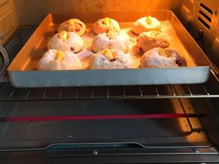 蔓越梅黄油面包,烤箱预热至180度，金盘送入烤箱烤制20分钟。