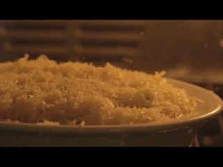 芝士南瓜焗意面,放入提前预热好的烤箱里,上下火180度烘烤10分钟。看到芝士在烤箱里慢慢融化的那一刻,是不是感觉心都化了?特别有成就感有木有!