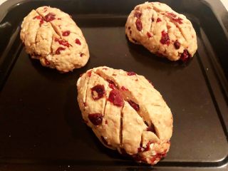 蔓越莓全麦面包,9.将面团做成橄榄球的样子，在面包表面划几刀，放入烤箱进行第二次发酵，大概半小时