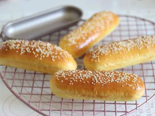 胡萝卜热狗面包,做营养美味早餐,出炉后,稍晾一下,取出放到晾网上晾凉。