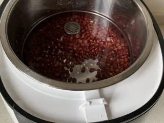 奶香红豆小元宵,倒入电饭煲