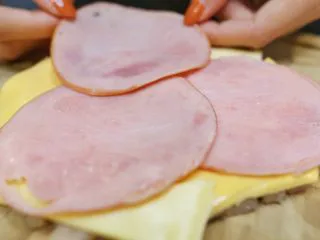 蓝带爆浆鸡排,再放火腿片