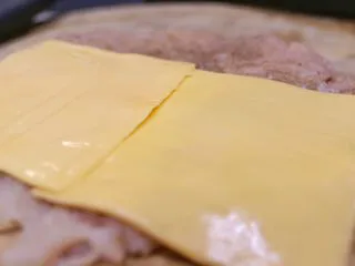 蓝带爆浆鸡排,鸡胸肉上先排上起士片