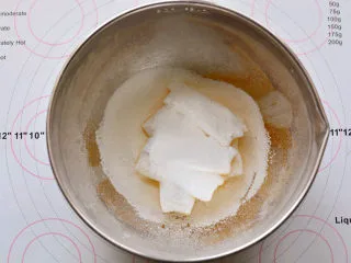 圣诞糖霜饼干,黄油室温软化,加入糖粉,用电动打蛋器打发,不需要打太过,只要糖粉和黄油融合在一起就行