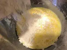 韩式—草莓蛋糕卷,再加入已过筛的低筋麵粉,搅拌均匀。