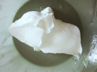 百变水果 蝶豆花蛋糕卷.百香果蓝莓馅,分三次加人蛋黄糊里