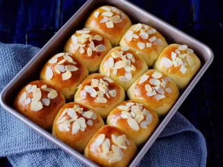 淡奶油杏仁面包,烤好取出晾至手温密封保存 