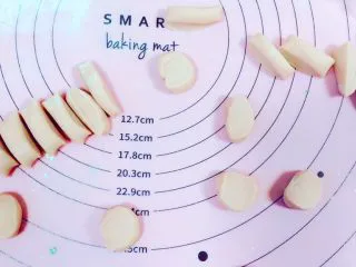 马卡龙色 高颜值汤饺系列@@ 猪肉大葱馅●麦穗饺,然后用切面板子，切成大概1厘米厚的继子，然后捏圆按扁，成小饼形。