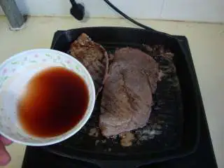 黑椒牛排套餐,烹红酒,装盘