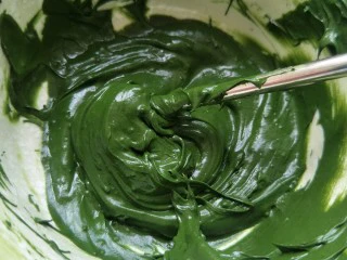 抹茶奶酪慕斯核桃布朗尼（8寸）,加入一点点开水调成抹茶膏