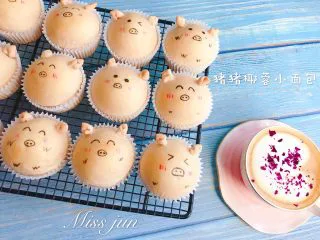 猪猪椰蓉小面包,面包出炉后，室温放凉，用烘焙色素笔画出眼睛鼻子。也可以用巧克力来画。