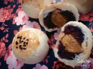 没错，高筋粉也能做蛋黄酥,包豆沙馅和蛋黄的时候，记得带一次性手套，手套上抹点猪油，防粘一些。