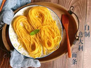 自制意大利面条,面条非常的筋道，也耐煮，煮熟面条做个肉酱就可以吃了，是不是很简单啊？