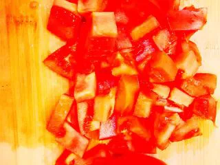 酸甜 & 辛辣 & 劲道 的意大利面,取新鲜的西红柿洗净,将西红柿去蒂后切块。