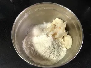 金沙奶黄馅老婆饼,油皮材料全部放入盆里。