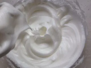 超柔软的棉花蛋糕,细砂糖分三次加入蛋清里,打发至有小弯钩的状态。