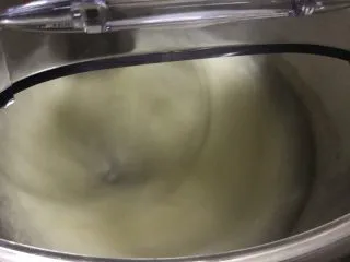 十寸古早蛋糕,厨师机开6档，有大气泡时加入三分之一的白糖