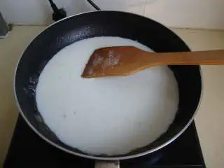 圣诞季：芦笋奶油浓汤,黄油炒匀面粉，倒入牛奶调匀