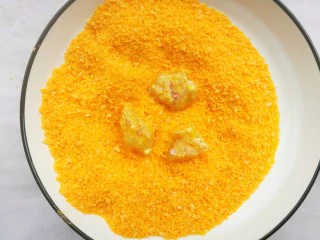 狂甩肯德基几条街的劲爆鸡米花,裹一层面包糠。