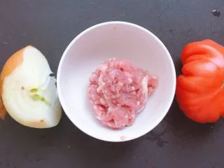 番茄蘑菇肉酱意大利面,准备半个洋葱,一个大的番茄(小的要两个),猪肉糜备用