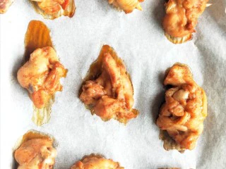 比外卖还好吃的秘制烤翅根,用筷子给翅根翻个个子。