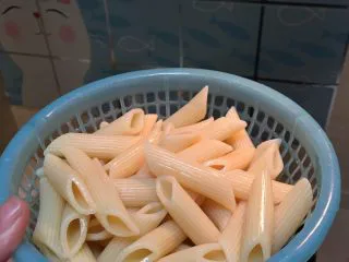 “假装米其林”牛排家庭套餐,通心粉煮熟变软，浸入冰水中五分钟，沥干备用
