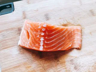 白灼沙拉三文鱼-西餐、年夜饭,三文鱼切成如图所示块状。