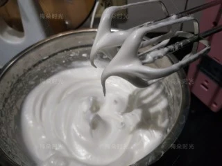 可可旋风蛋糕卷,蛋清取出来开始打发。打发蛋清,这个不用多说,一般都会打发,蛋清加入柠檬汁,白糖分三次加入,这里注意打发程度:打发到湿性发泡即可,提起打蛋器呈现弯尖,不是直立尖。做蛋糕卷和做戚风有区别。