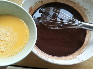 抹茶奶酪慕斯核桃布朗尼（8寸）,等巧克力有没有那么烫的时候，两个全蛋液分次加入。