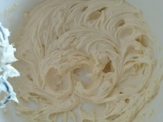 抹茶奶酪慕斯核桃布朗尼（8寸）,继续打发羽毛状。