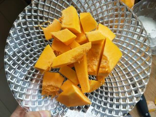 南瓜糯米夹心饼,南瓜削皮切成小块。上锅蒸熟