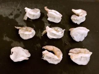 什锦虾仁焗意面,把虾仁开背，取出虾线