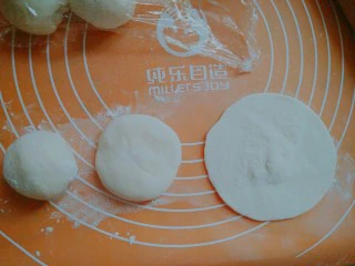 紫菜光饼,也叫福州肉烧,取一个面团,用手压扁,再用擀面杖擀成中间厚两边薄的面片