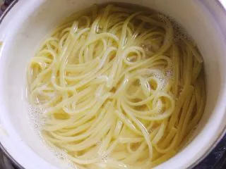 了不起的小番茄 番茄牛丸芝士意面,关火,盖上锅盖,闷5分钟。 之后沥干意面备用。