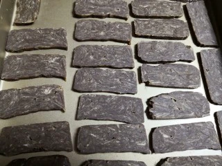 红糖全麦杏仁曲奇,平铺在不沾烤盘里,彼此之间留半厘米左右的间距。