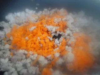番茄肉酱意粉,加入胡萝卜翻炒一下。