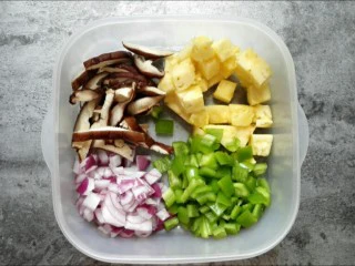 馅料足足的超级至尊匹萨,等待面团发酵的过程中准备馅料。所有食材洗净、改刀。菠萝我用的新鲜的,也可以用罐头的,如果用罐头的注意控一下水份。