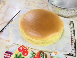 十寸古早蛋糕,烤熟后可以立即从模具里拿出，剥除硅油纸，趁热也能吃，凉了更好吃哦！