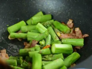 又香又嫩，这对西餐的CP用中式做法来处理也很好吃,先倒入芦笋，略微翻炒后，倒入生抽。