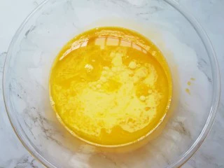 亚麻籽戚风蛋糕,蛋清先放在一边,用手动打蛋器将蛋黄搅打均匀,加入牛奶和玉米油,搅打至蛋黄、牛奶和玉米油完全融合。