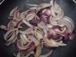 黑椒牛柳意面,洋葱炒到半透明状态,这是会开始释放甜味