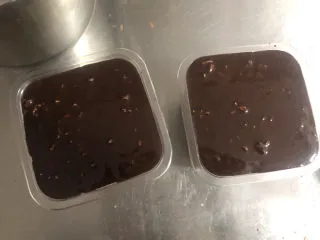 梦龙脆皮盒子,凉一下,趁巧克力凝固前,淋在盒子上,抹平表面,冰箱冷藏半天即可。