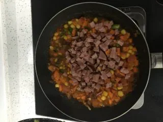 培根芝士焗饭,依次将配料倒入翻炒。