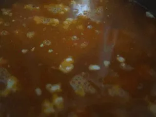 番茄肉酱意粉,大火煮开后，转中火炖，加入月桂叶