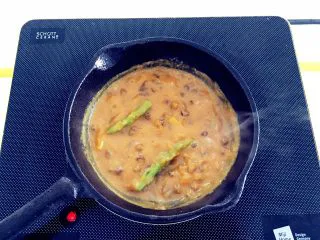 南瓜酱汁牛肉面,加入清水、开小火煮2分钟左右 这一步也是可以用牛奶的，但建议大家还是用清水，品尝纯粹的南瓜香甜。