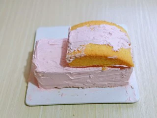 超ins卡通蛋糕 让小朋友幸福感爆棚,再把两个半圆蛋糕胚放上面，如图。